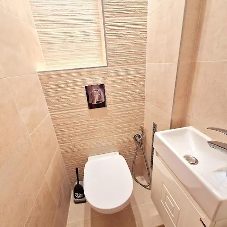 Prime Location: 2bd Flat Near Alexander Nevsky София